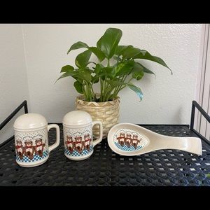 Vtg bear 3 pc Stove Top Set, Salt, Pepper and Spoon Rest